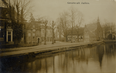 16373 Gezicht op de Vecht en in de Dorpsstraat met bebouwing en loofbomen te Zuilen uit het noordwesten; met links de ...